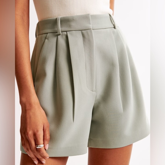 Abercrombie and Fitch Sage Green Pleated Trouser Shorts - Picture 2 of 10